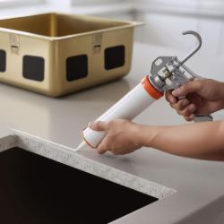 Zuurvrije siliconenlijm voor de montage van roestvrijstalen onderbouwspoelbakken