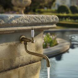 PB klasszikus fali szökőkút csaptelep fehér karos hideg vízhez és hosszú kifolyóval bronz 1208853602