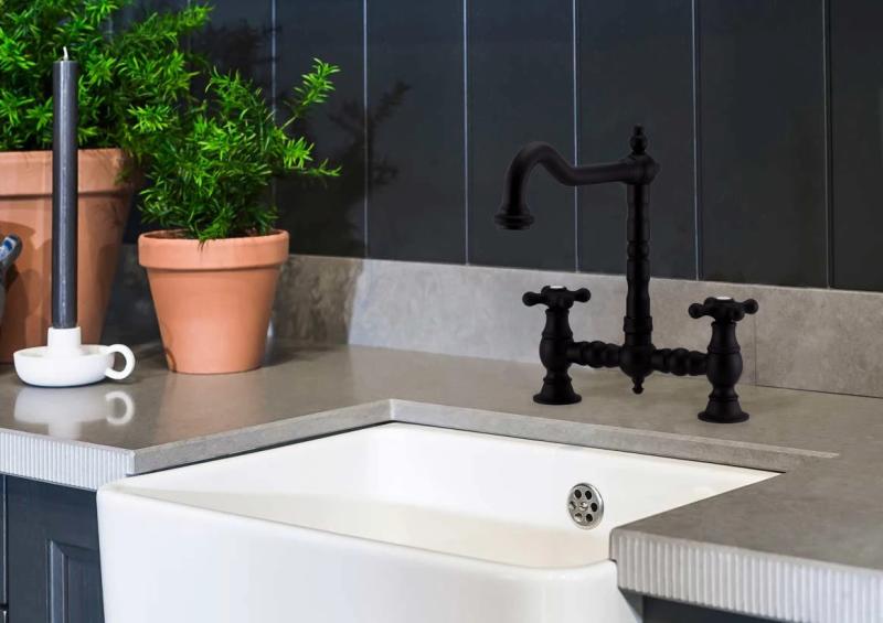 PB Nosztalgikus Konyhai Csaptelep Matt fekete színű, szögletes kifolyóval és csillag alakú fogantyúkkal PBN.ZW.H.ST