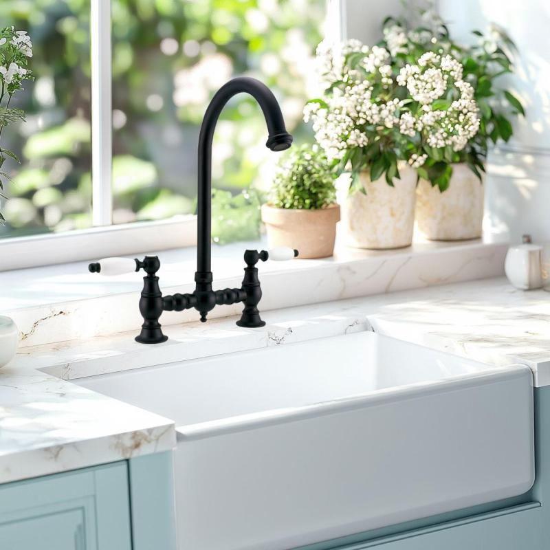 PB Nosztalgikus Konyhai Csaptelep matt fekete kerek kifolyóval és fehér fogantyúkkal PBN.ZW.R.WH