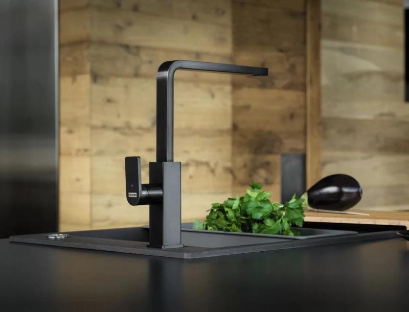 Franke geborstelde zwarte keukenkraan Mythos met draaibare uitloop 115.0550.441

---

Franke fekete szálcsiszolt Mythos konyhai csaptelep forgatható kifolyóval 115.0550.441