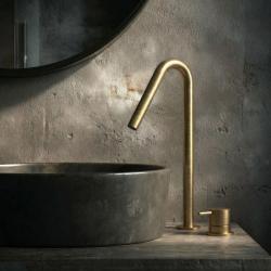 Waterevolution Flow 2-lyukú mosdócsaptelep kefélt sárgaréz magas V 1