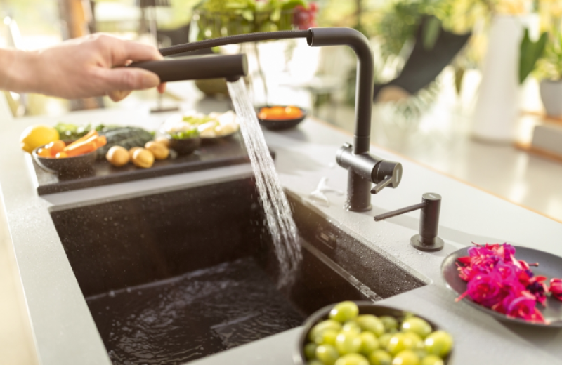 Franke Active Twist Egykaros keverőcsaptelep fekete, kihúzható kifolyóval és integrált lefolyóvezérléssel 115.0669.769