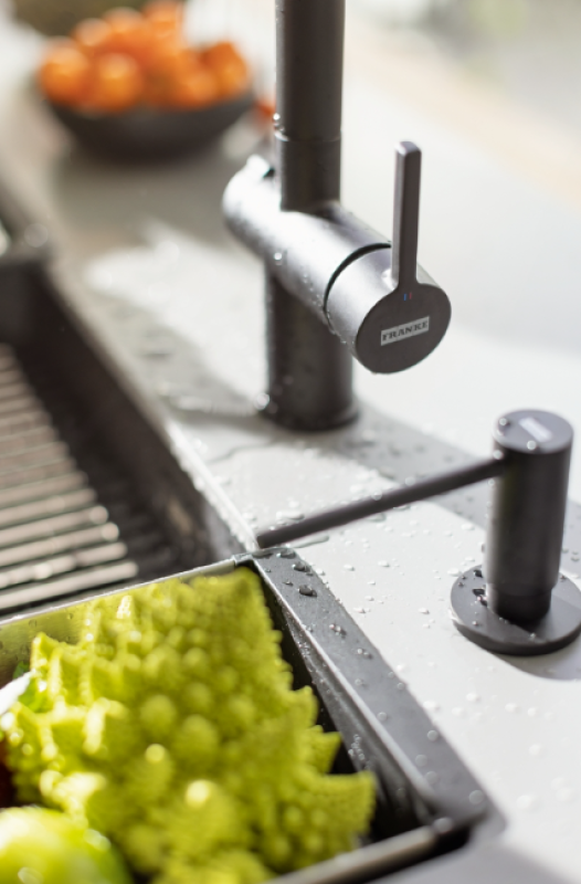 Franke Active Twist Egykaros keverőcsaptelep fekete, kihúzható kifolyóval és integrált lefolyóvezérléssel 115.0669.769