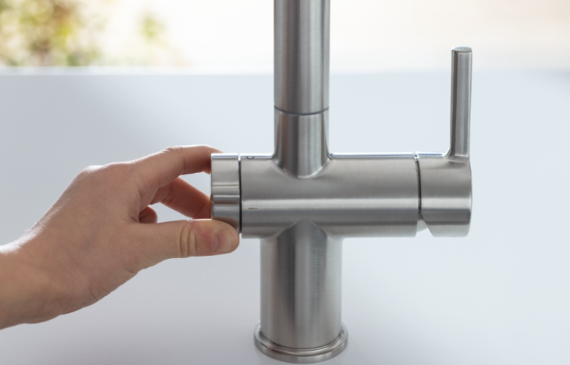 Franke Active Twist Egykaros Keverőcsaptelep Rozsdamentes Acél Megjelenésű Kihúzható Kifolyóval és Integrált Lefolyóvezérléssel 115.0653.505