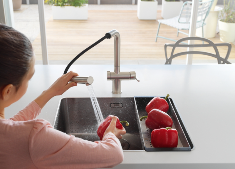 Franke Active Twist Egykaros Keverőcsaptelep Rozsdamentes Acél Megjelenésű Kihúzható Kifolyóval és Integrált Lefolyóvezérléssel 115.0653.505