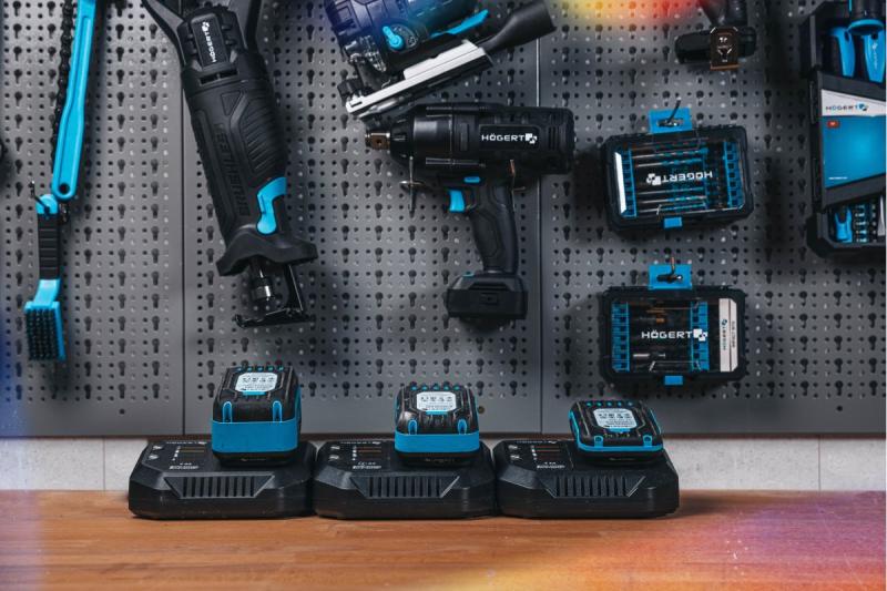 HÖGERT akkumulátortöltő 4A 18V