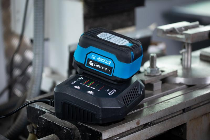 HÖGERT gyorstöltő 6A 18V akkumulátorhoz.