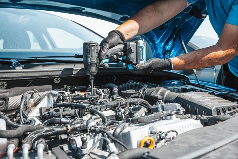 HÖGERT akkumulátoros ütvecsavarozó készlet 200 Nm 18V kefementes motorral.