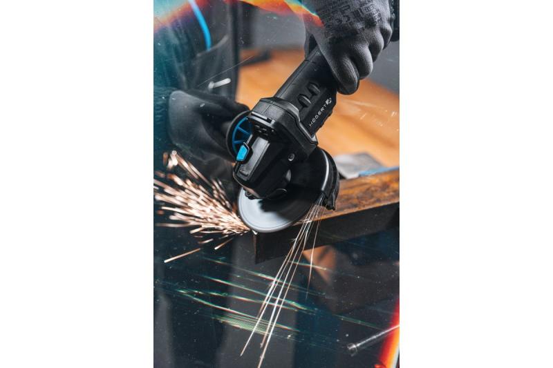 HÖGERT Akkumulátoros sarokcsiszoló paddle kapcsolóval, 125MM, 18V - Készlet (akkumulátor, töltő, tartozékok)