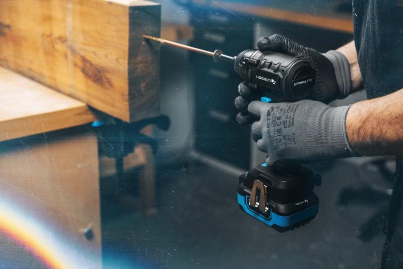 HÖGERT Akkumulátoros hajvasaló 18V, akkumulátorral, töltővel és tartozékokkal készlet