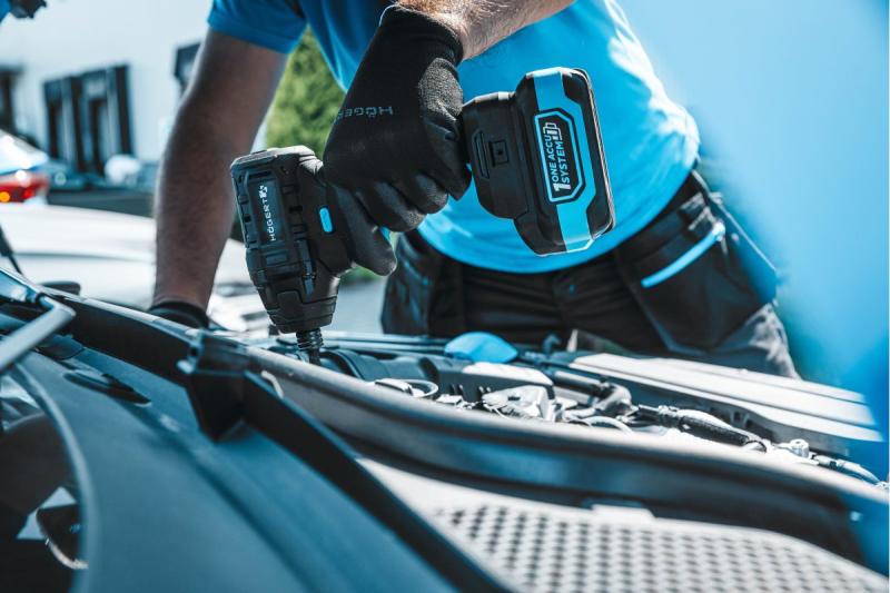 HÖGERT Akkumulátoros hajvasaló 18V, akkumulátorral, töltővel és tartozékokkal készlet