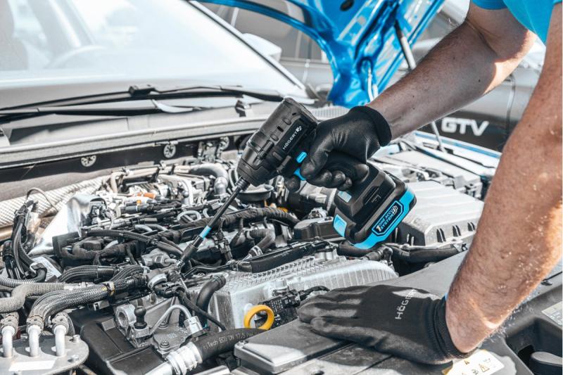 HÖGERT Akkumulátoros hajvasaló 18V, akkumulátorral, töltővel és tartozékokkal készlet