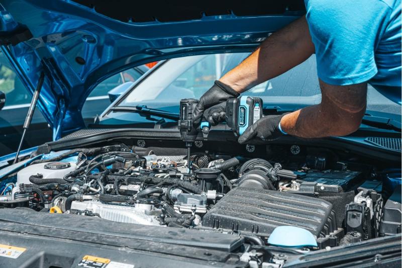 HÖGERT Akkumulátoros hajvasaló 18V, akkumulátorral, töltővel és tartozékokkal készlet