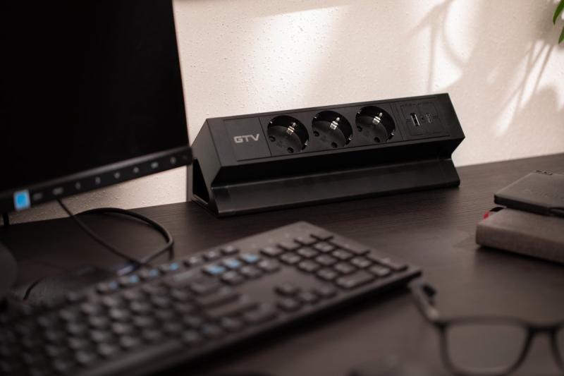 Bútorcsatlakozó BASCO, 3xSCHUKO, USB A+C, 1,5 m kábel, fekete