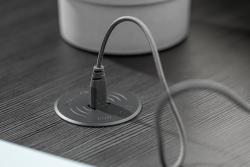 Vezeték nélküli töltő eszköz gyors töltéssel, süllyesztett, fekete