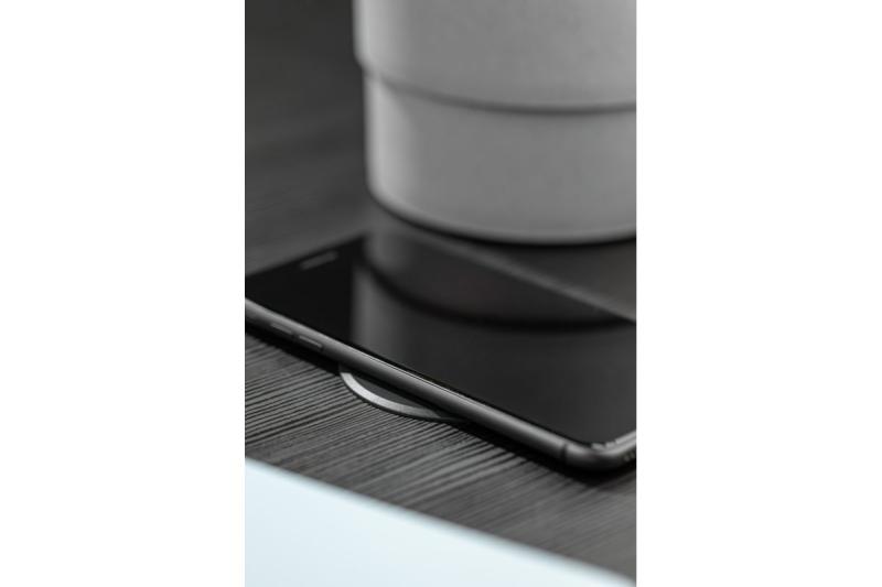 Vezeték nélküli töltő eszköz gyors töltéssel, süllyesztett, fekete