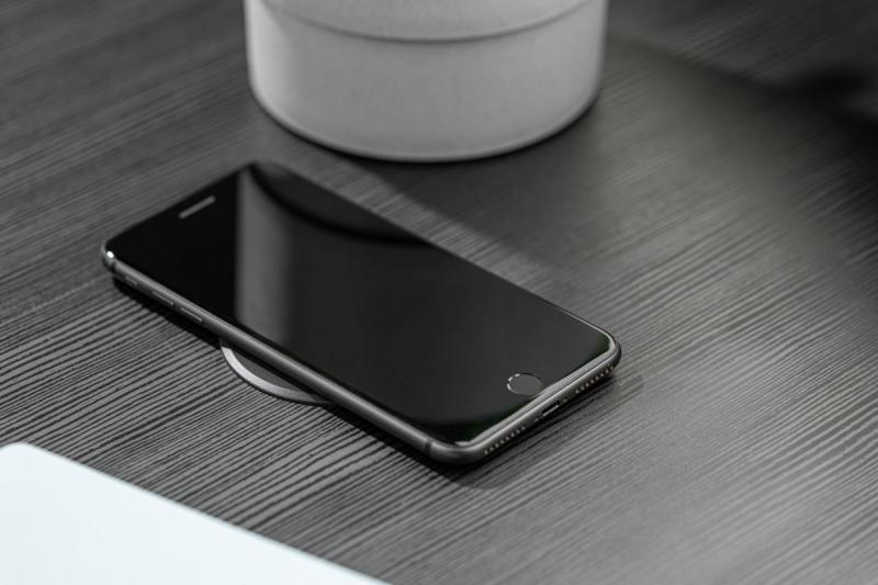 Vezeték nélküli töltő eszköz gyors töltéssel, süllyesztett, fekete