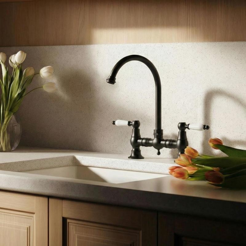 Aquanello Heritage Manor Klasszikus konyhai csaptelep, nosztalgikus stílusú, fekete, fehér karral és kerek kifolyóval BL-0011-HM